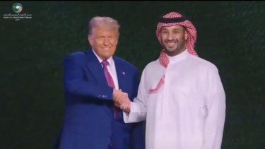 Donald Trump Cierra Encuentro en Arabia Saudita con YMCA de Village People