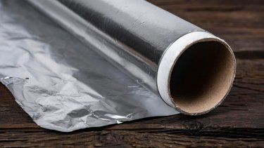 Beneficios de Envolver el Brazo en Papel Aluminio antes de Dormir