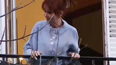 Cristina Kirchner Saluda a la Militancia desde su Balcón