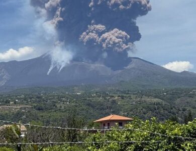 El Volcán Etna Entra en Erupción y Activa Alarmas en Italia