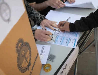 Elecciones en Misiones: Retiran a una autoridad de mesa por estar alcoholizada