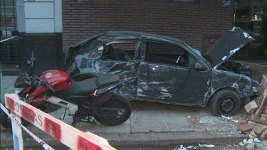 Impactante Choque en Flores: Un Auto se Incrustó en una Casa y Provocó un Corte de Luz