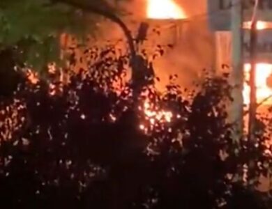 Incendio y explosión en el depósito de un supermercado en Lanús