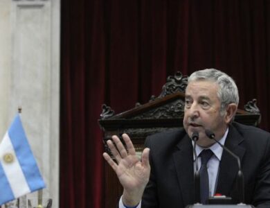 Julio Cobos: El Mercado Solo No Redistribuirá, No Asignará Presupuesto a los Hospitales