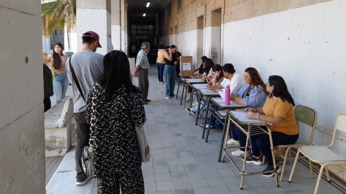se abrieron los comicios en Corrientes y llegan los primeros votantes a las escuelas