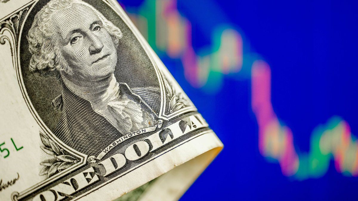 El dólar blue anotó su primera baja en nueve ruedas, pero se mantuvo arriba del oficial y los financieros