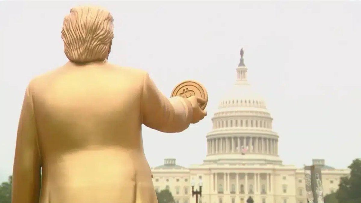 Apareció una estatua gigante de Donald Trump con un bitcoin en la mando frente al Capitolio