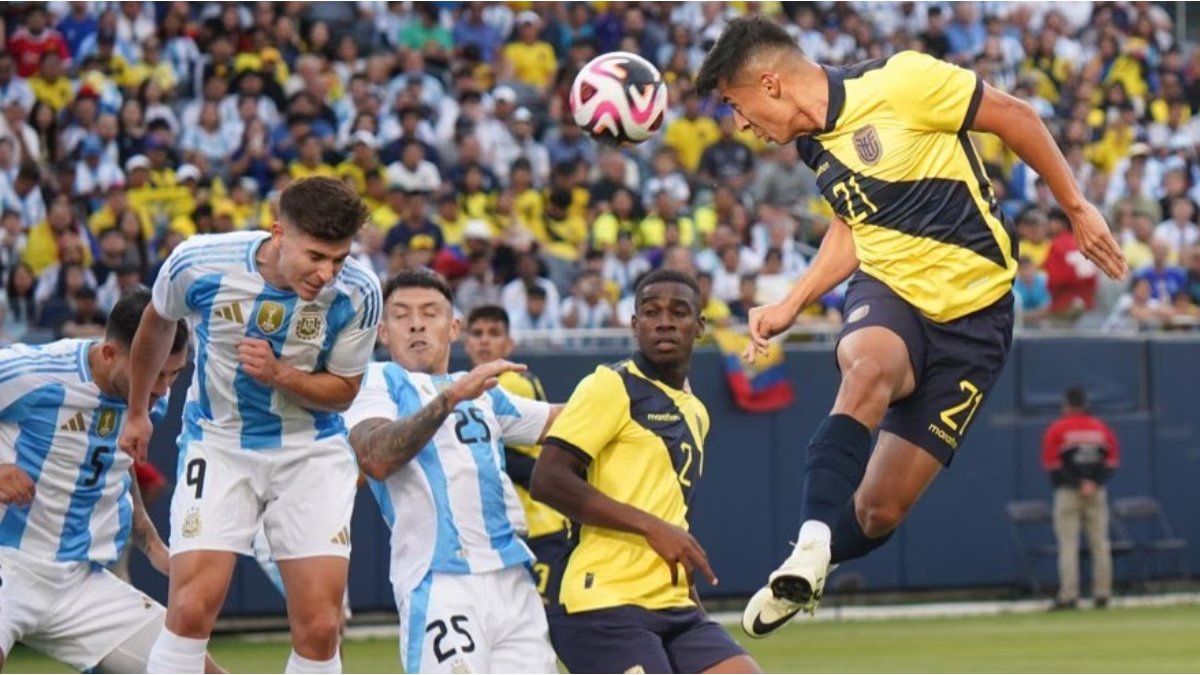 La Selección argentina visita a Ecuador en el cierre de las Eliminatorias: horario, TV y formaciones