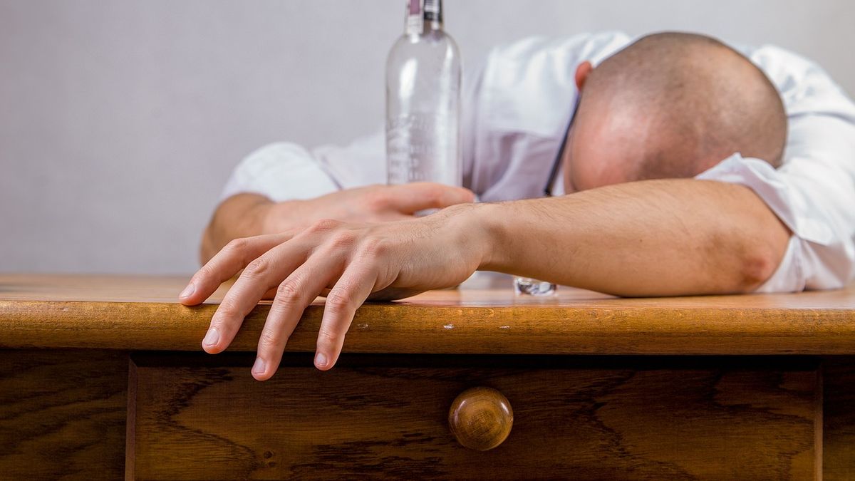 Los 5 alimentos y bebidas que curan la resaca y no requieren preparación
