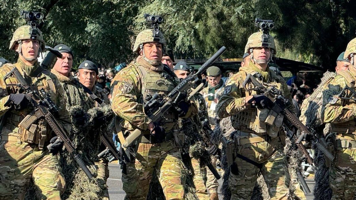 Denuncian sobresueldos a militares en el Ejército