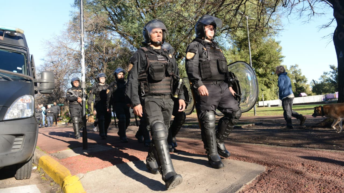 Ciudad desalojó a 120 puestos de manteros que vendían sin habilitación en Parque Saavedra