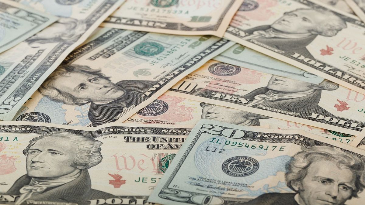 El dólar oficial se hundió $85 a $1.430 en Banco Nación tras anuncio de auxilio de EEUU y baja de retenciones