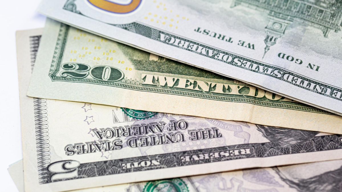 El dólar oficial baja $55 y perfora los $1.500 en bancos tras anuncio sobre retenciones y fuerte apoyo de EEUU