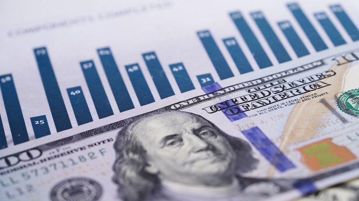 el dólar oficial recorta suba, pero se mantiene cerca del techo de la banda