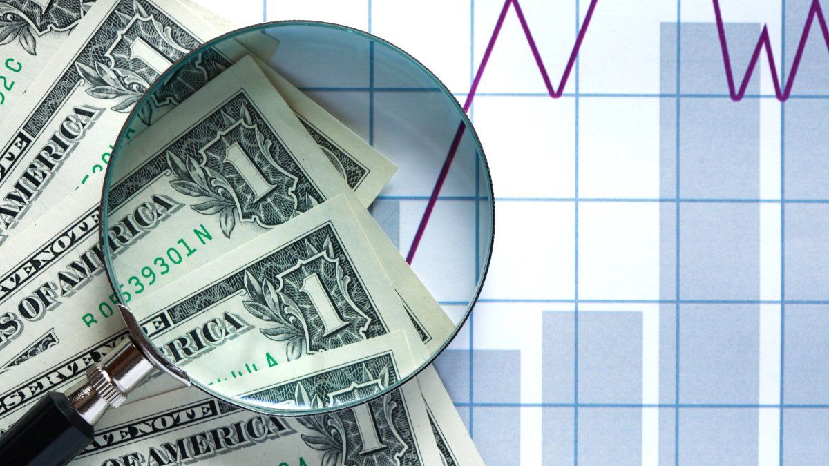 el dólar quedó a tiro del techo de la banda y la city ya mide los 3 caminos que puede tomar el Gobierno