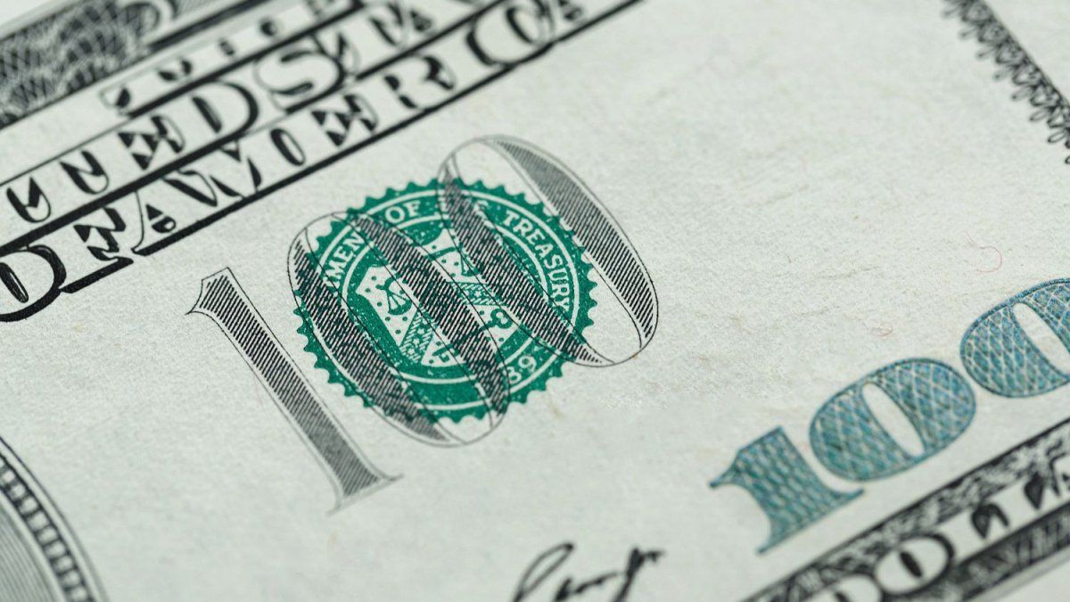 El dólar frena la caída pero sigue bajo los $1.350, a la espera de fuertes liquidaciones del agro