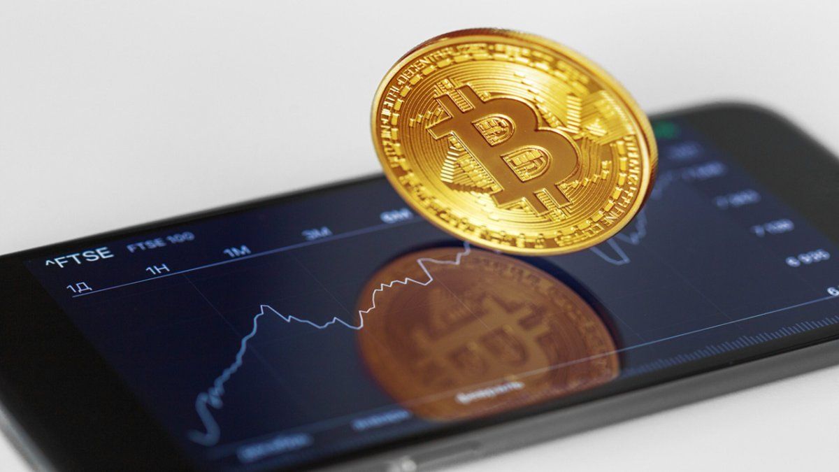 El empleado de un banco que robó 50 millones de dólares tras caer en una estafa de criptomonedas