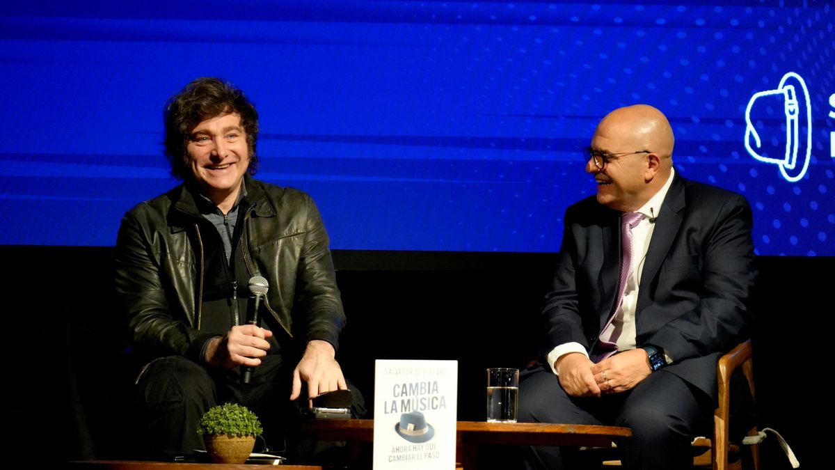 En modo campaña, Javier Milei participó en la presentación de un libro: "No estamos en el paraíso, la situación es dura"