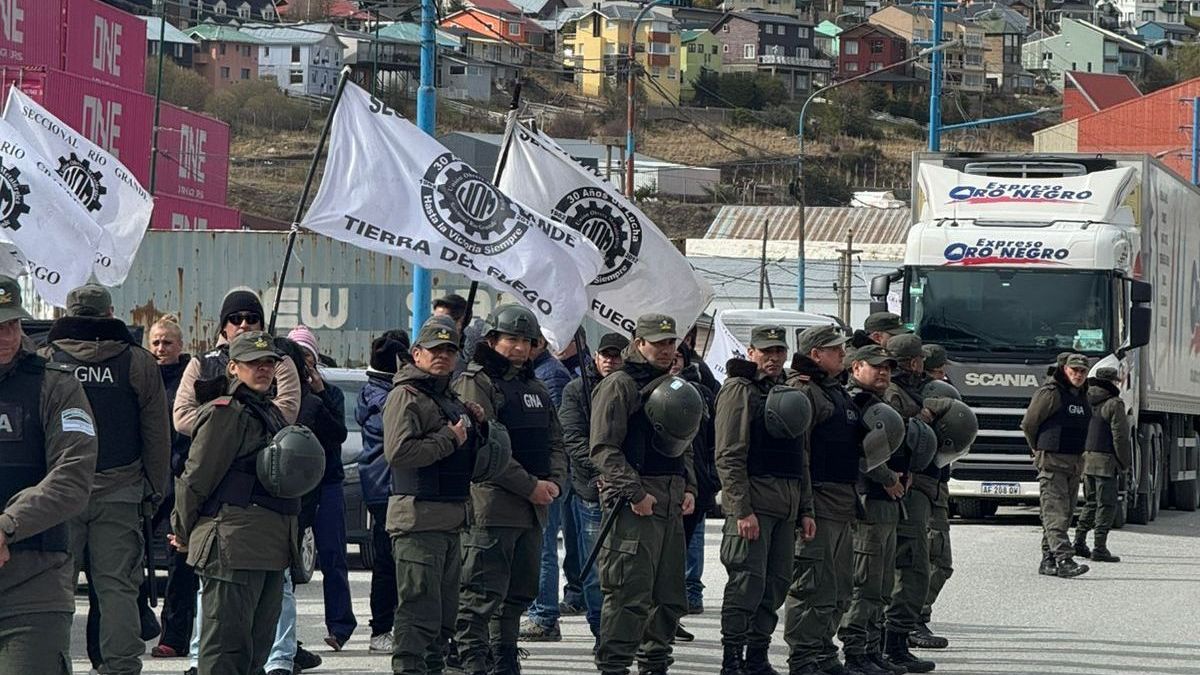 Javier Milei llegó a Tierra del Fuego en medio de marchas opositoras y de un fuerte operativo de seguridad