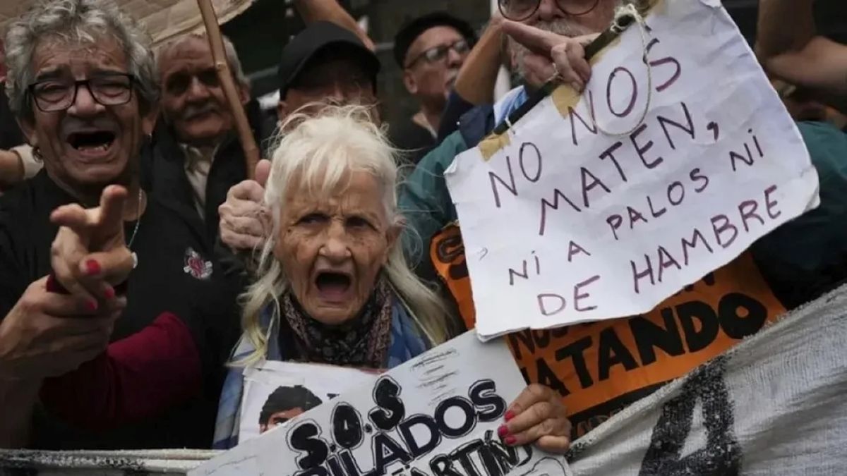 Jubilados y docentes se manifestan en CABA contra el ajuste y le meten presión a Javier Milei