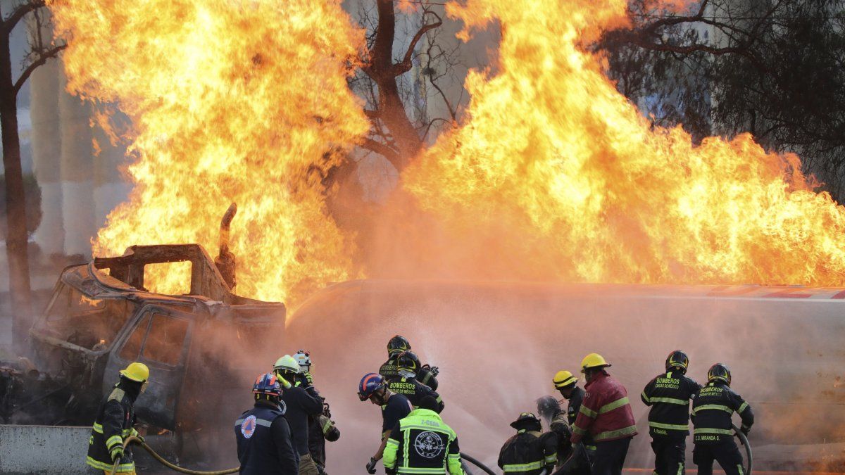 sube a 10 la cifra de muertos por la explosión de un camión con gas en Iztapalapa