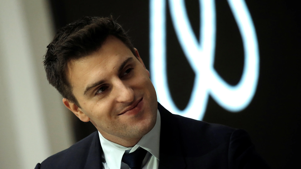 De cuánto es la fortuna en 2025 de Brian Chesky, CEO y cofundador de Airbnb