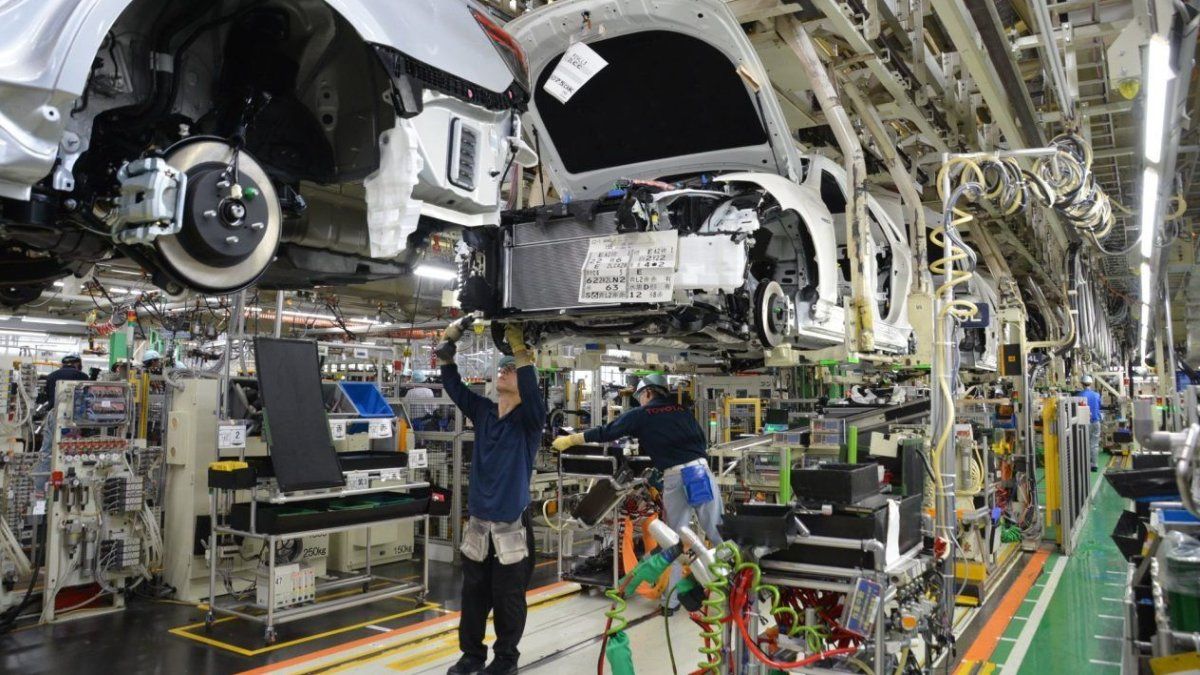 La producción de autos cayó 13,8% interanual en agosto