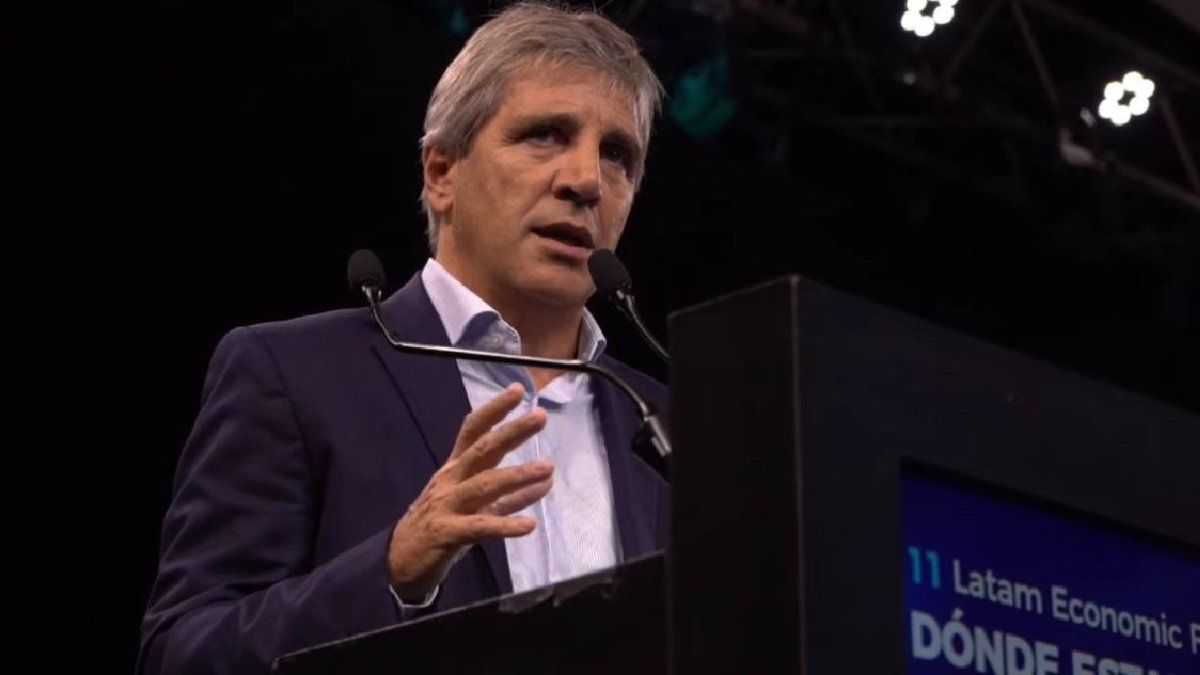 Luis Caputo afirmó que el Tesoro no comprará más dólares al precio actual y evitó precisar cómo pagará la deuda