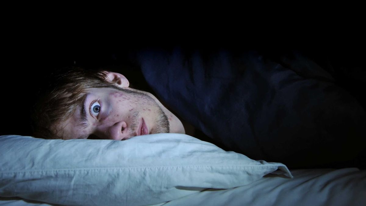 Qué significa padecer insomnio los domingos, según la psicología