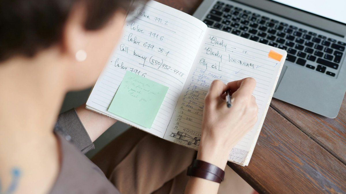 Por qué algunas personas aman hacer listas para organizarse y qué significa, según la psicología