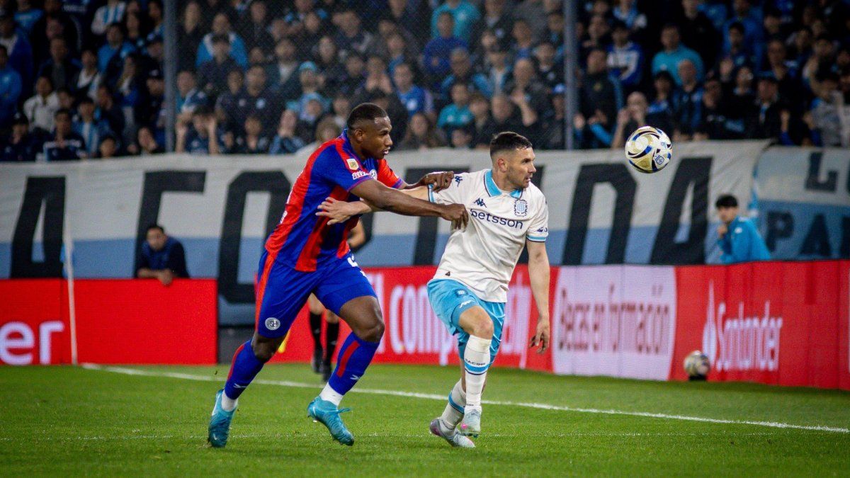 Racing volvió al triunfo y se impuso 2-0 ante San Lorenzo