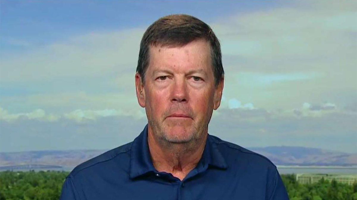 Pasó de un pequeño negocio a liderar una empresa multimillonaria tecnológica: quién es Scott McNealy