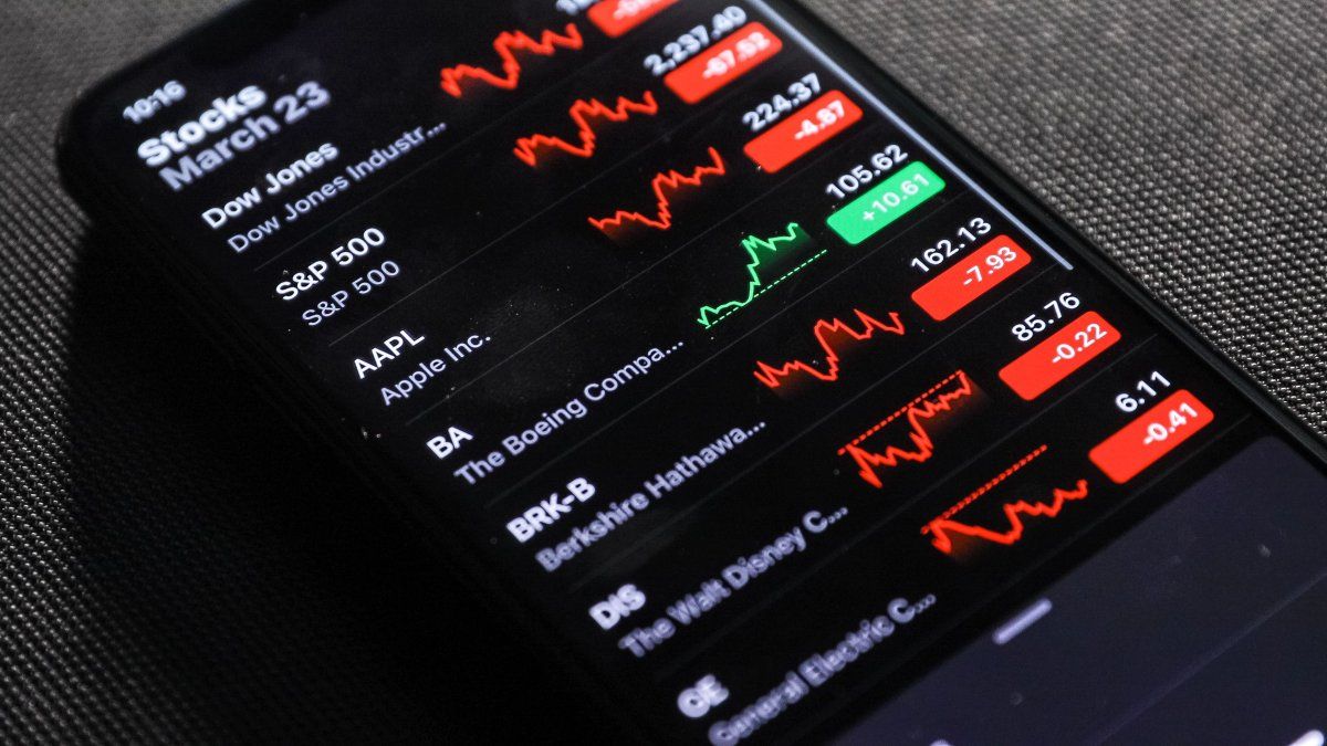 Wall Street baja con fuerza mientras se esperan datos clave de la economía de EEUU