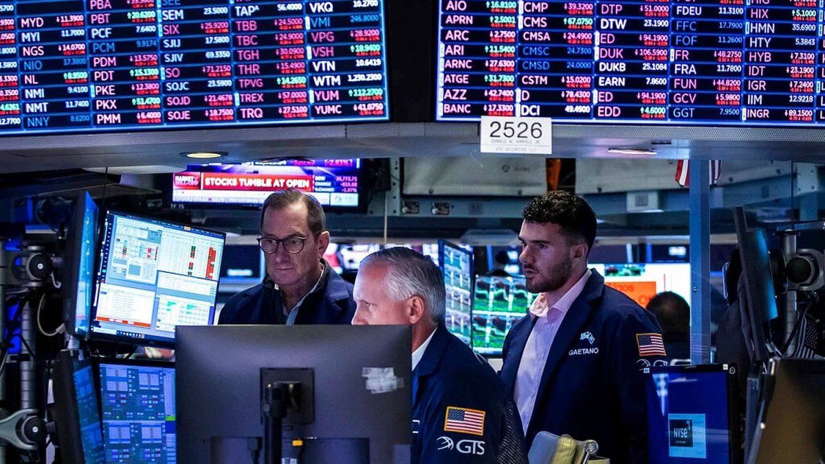 Wall Street vuelve a operar en rojo arrastrado por las bajas de las empresas tecnológicas