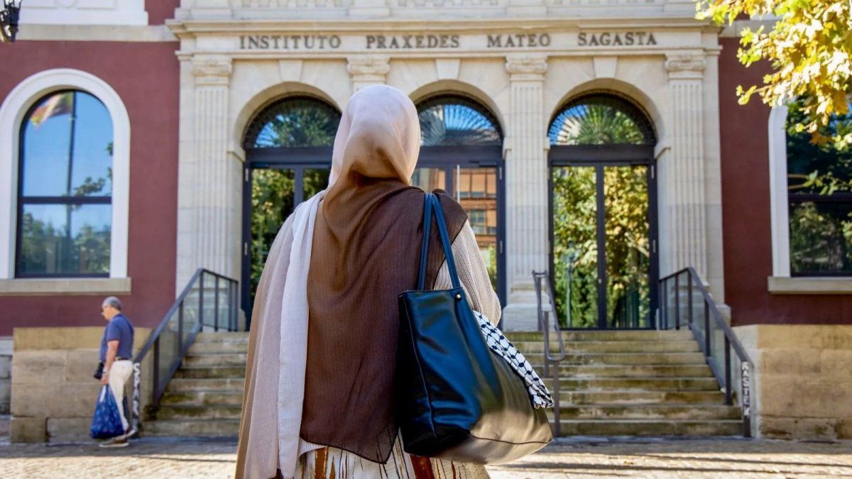 prohibieron estudiar a una joven por usar hiyab