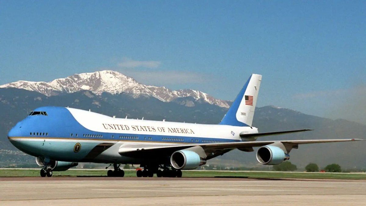 un avión comercial casi choca con el Air Force One cuando Donald Tump viajaba a Londres