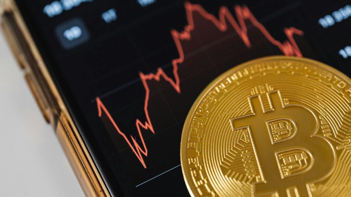 Bitcoin retrocede desde máximos y opera en u$s111.000 tras la baja de tasas de EEUU