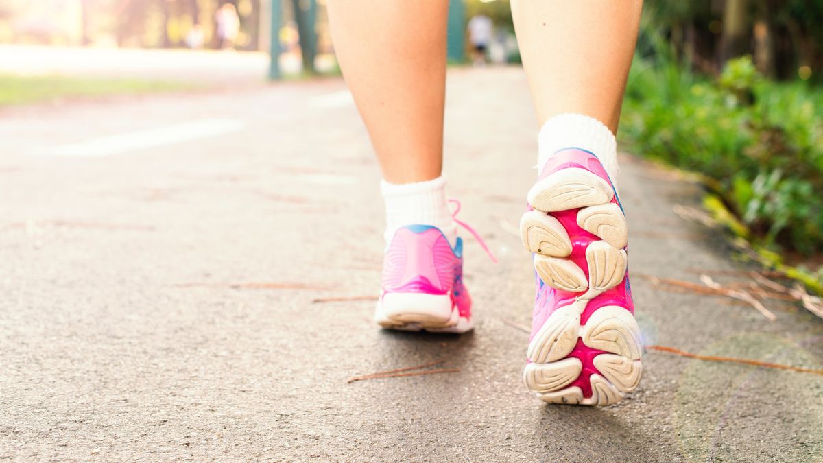 Salir a caminar puede ayudar a reducir el riesgo de enfermedades, según los especialistas