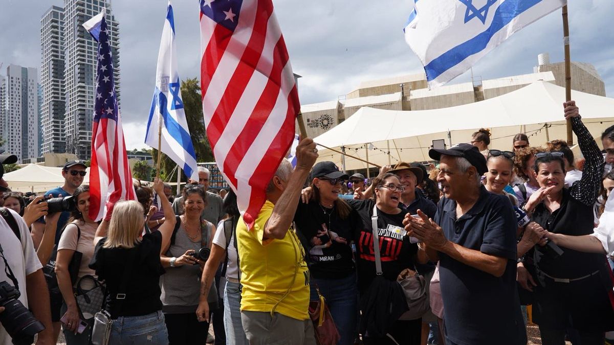Miles de personas celebran en Tel Aviv el acuerdo de liberación de rehenes en Gaza