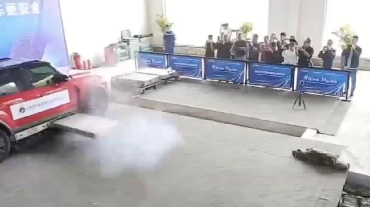 China prueba un sistema que expulsa baterías de autos eléctricos para evitar incendios