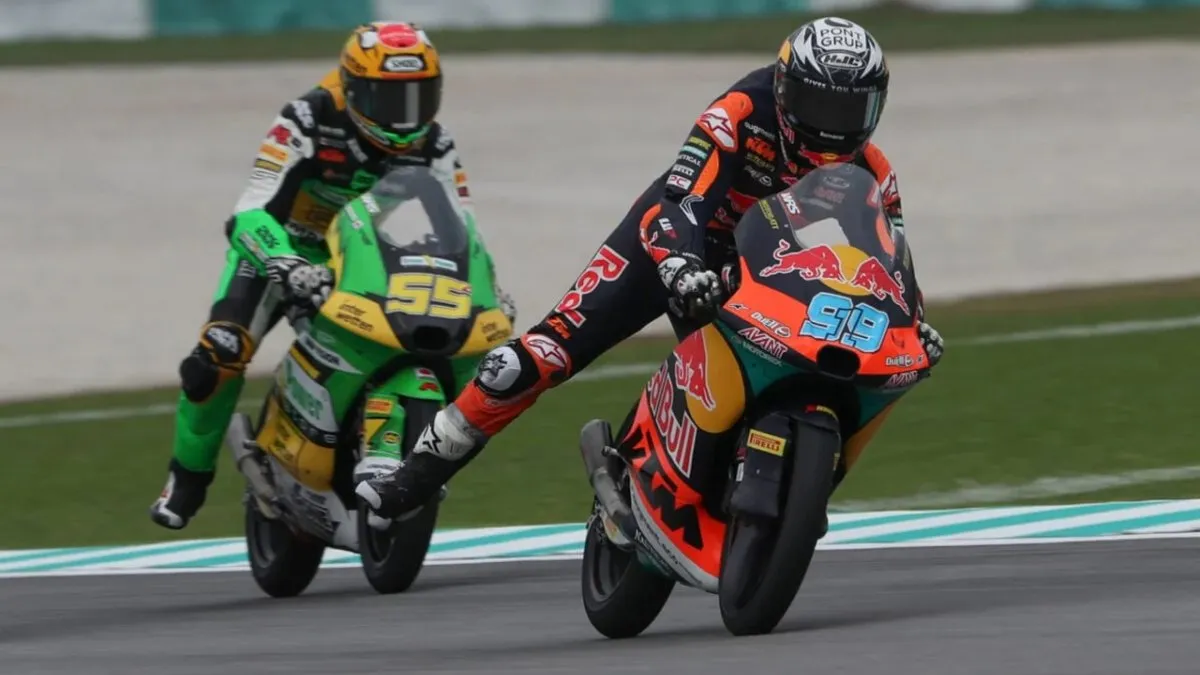 impactante choque en Moto 3 en el GP de Malasia