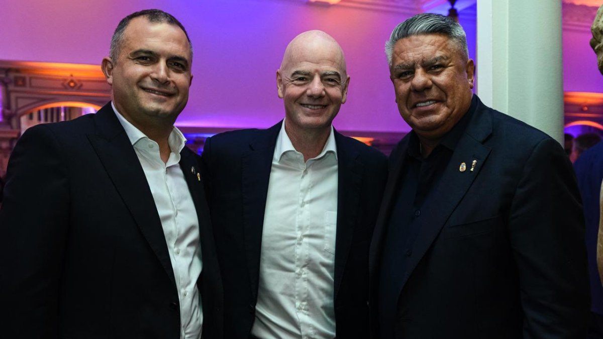 Claudio Tapia liderará la comisión que define las reglas del fútbol mundial