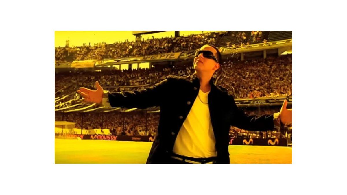 Si, Daddy Yankee también grabó un video en la Bombonera durante un partido y junto a La 12