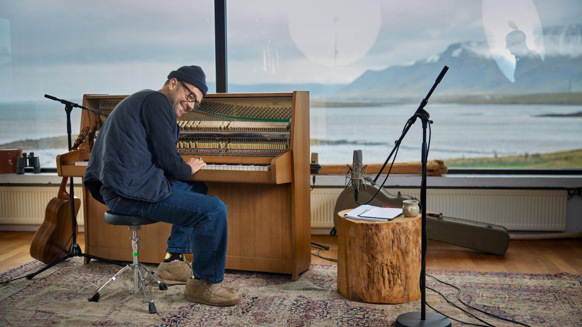 Damon Albarn sigue componiendo en el viejo piano de su casa en Islandia, a pesar de su fortuna millonaria