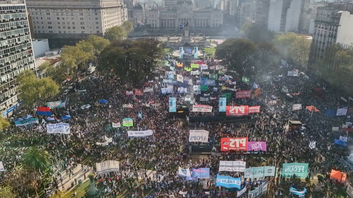El Gobierno promulgó las leyes de emergencia pediátrica y financiamiento universitario, pero frenó su aplicación