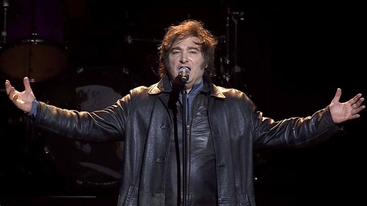 The Guardian destrozó a Javier Milei por hacerse pasar por estrella de rock mientras la economía se desploma