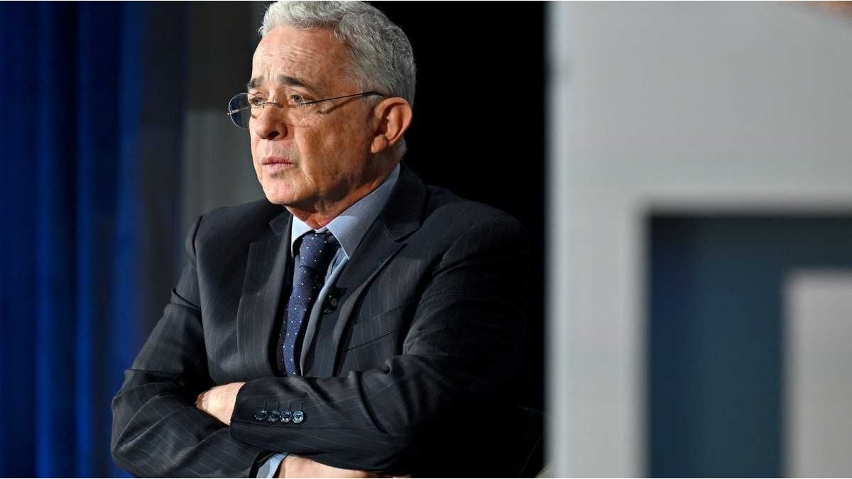 el Tribunal Superior revocó la condena a Álvaro Uribe por soborno y fraude procesal