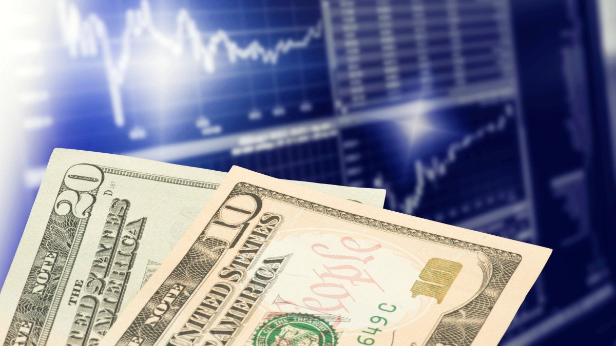 sube el dólar y vuelve a acercarse al techo de la banda