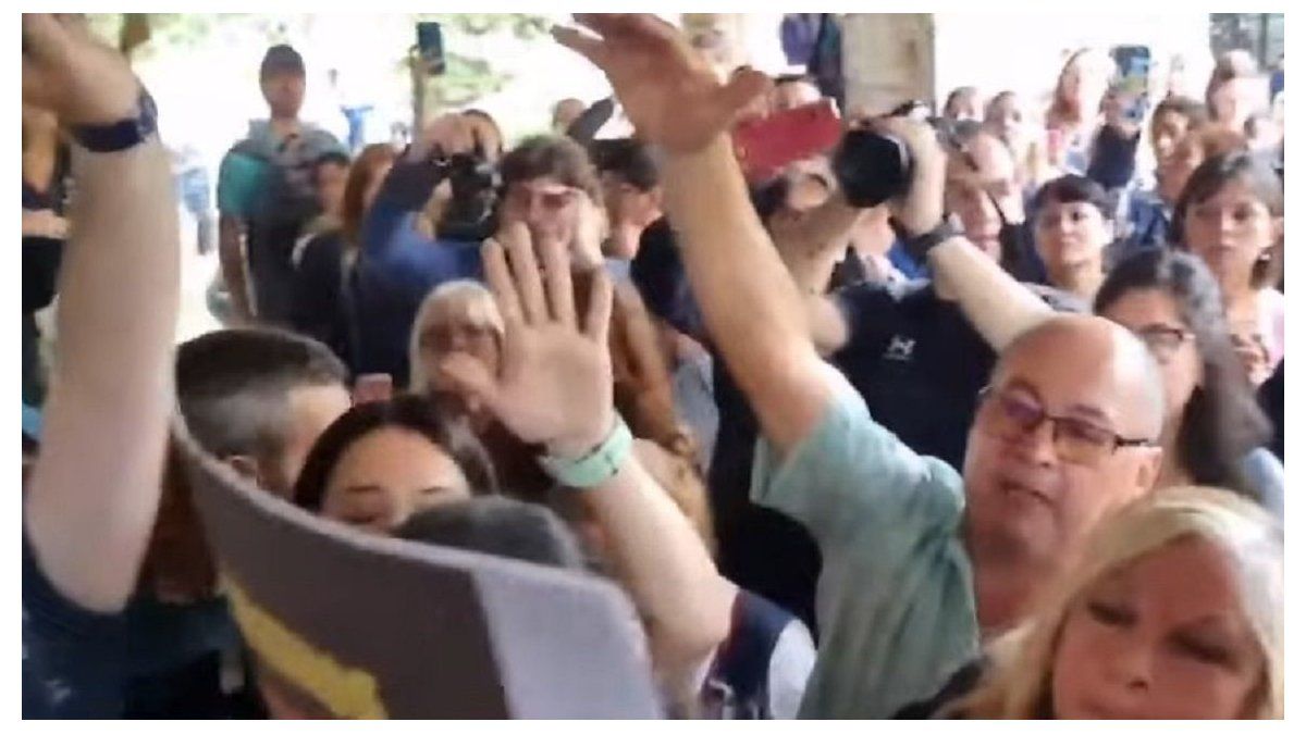 familias y prestadores ingresaron a la sede tras el forcejeo con la policía