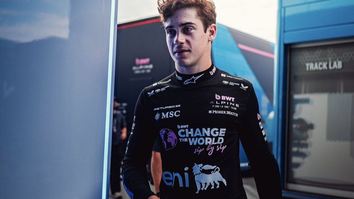 Franco Colapinto llegó a Singapur para el Gran Premio de Marina Bay, clave para su futuro en la categoría